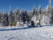 Les canons à neige attendent leur prochaine utilisation.