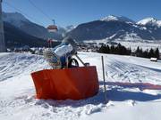 Canon à neige mobile sur la piste familiale
