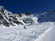 Large piste Nörderjoch avec crevasse glaciaire