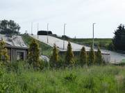 Entre des collines verdoyantes se trouve le domaine skiable sec.