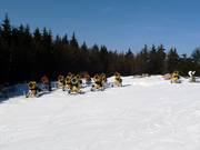 Les canons à neige attendent leur prochaine utilisation.