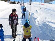 Au téléski, une attention particulière est portée aux enfants.
