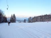 La large piste de ski au téléski Solla