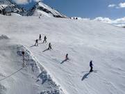 L’un des nombreux cours de ski dans le domaine skiable