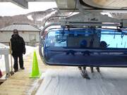 Le personnel est présent à l’embarquement du télésiège.