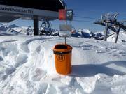 Poubelles dans la station de ski