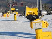 Les canons sont particulièrement rapprochés le long de la piste près du téléphérique.