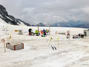 Espace de repos avec balançoire à skis au téléski Cristallo