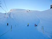 Large piste de glacier au téléski