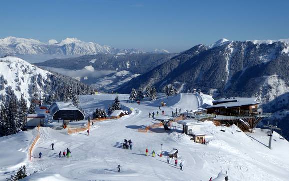 Skier dans les Tauern de Wölz et de Rottenmann