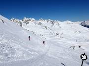 Pentes de neige profonde après le tunnel de ski
