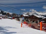 Il suffit de traverser la rue depuis les hébergements à Notre Dame de Bellecombe 1350 pour être sur la neige.