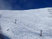 Traces de poudreuse dans la partie supérieure du domaine skiable