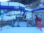 Personnel amical à l’embarquement du télésiège