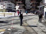 La zone devant la station de vallée est nettoyée.