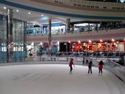 La patinoire au-dessus de l'entrée du hall de ski