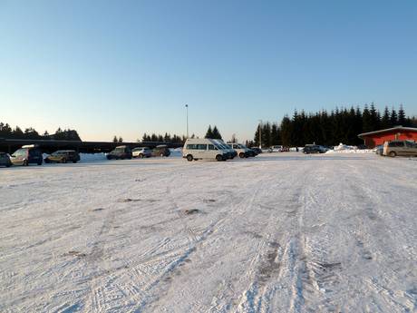 Monts Métallifères allemands: Accès aux domaines skiables et parkings – Accès, parking Schöneck (Skiwelt)