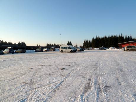 Monts Métallifères de l'Ouest: Accès aux domaines skiables et parkings – Accès, parking Schöneck (Skiwelt)