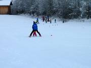 Les moniteurs de ski font preuve d'engagement avec les enfants