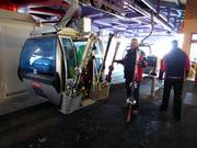 Les skis sont remis à la télécabine.