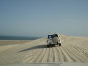 En arrière-plan, la mer