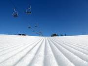 Piste parfaitement préparée dans le domaine skiable de Norefjell