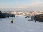 Vue sur la piste de ski depuis la station supérieure