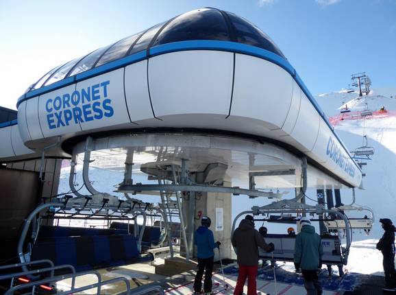 Coronet Express - Téléphérique monocâble composé de sièges à 6 places et de cabines à 8 places