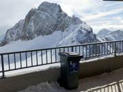 Conteneurs à déchets à la station supérieure du téléphérique du Dachstein