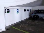 Borne de recharge pour véhicules électriques dans le parking couvert