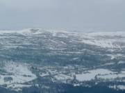 Vue sur le domaine skiable Beitostølen Skisenter depuis l'autre versant de la vallée