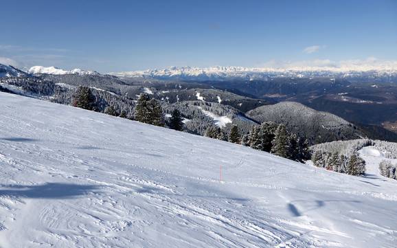 Skier près de Castello di Fiemme