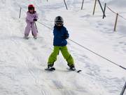 Enfant sur le téléski à corde
