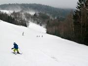 Descente au téléski de la pente de l'hôtel
