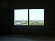 Vue depuis la fenêtre dans la partie supérieure du hall de ski