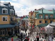 Dans le village, il y a des bars et de charmants endroits pour faire une pause.