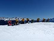 Les canons à neige attendent leur prochaine utilisation.
