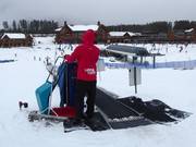 Le personnel est toujours présent aux tapis roulants.