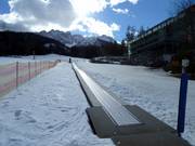Tapis roulant pour débutants devant l'hôtel McTirol