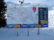 Panneau d'information détaillé avec plan des pistes et état d'ouverture dans le domaine skiable