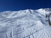 Pentes de poudreuse au télésiège Parlets