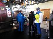 Le personnel vous aide à monter