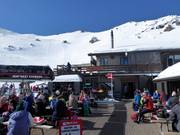Terrasse ensoleillée au Sky High Café
