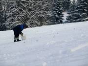 Les pierres sont ramassées à la main sur la piste.