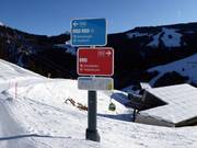 Signalisation avec niveaux de difficulté en couleur (bleu = facile, rouge = moyen, noir = difficile)