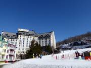 Le Fairmont Tremblant est situé directement au pied des pistes.
