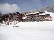 Dans la zone de la station de départ de la station Bisanne 1500 se trouve le restaurant Le Coeur de Bisanne (à gauche)