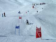 Course des enfants - école de ski sur le domaine en altitude