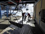 On porte une attention particulière aux jeunes enfants et on les aide à monter.