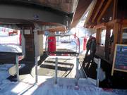 Le personnel est présent au télésiège.